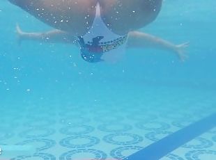 Nadando en bañador de dragon ball  Kelly Compulsive