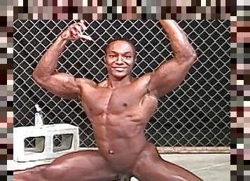 BODYBUILDER ANDRE STEELE does the splits naked