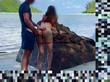 posisi-seks-doggy-style, di-tempat-terbuka, umum, amatir, blowjob-seks-dengan-mengisap-penis, cumshot-keluarnya-sperma, kamera, pantai, pengintipan, bersetubuh