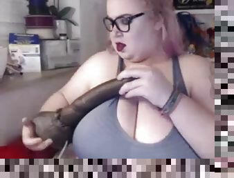 Plumper sexy girl flashing on camshow