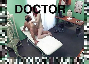 inseland, birou-office, pasarica, amatori, muie, doctor, laba, camera, voyeur, roscata