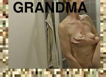 Grandmas bathroom, pt.2