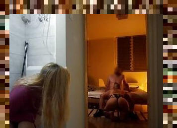 masturbácia, čúranie, amatérske, fajka, kamera, voyeur, priateľka, blondýna, toaleta, sestra