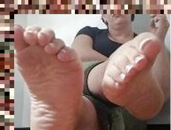 milf, belle-femme-ronde, joufflue, pieds, fétiche, fumer