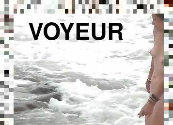Voyeur loves to see her nude