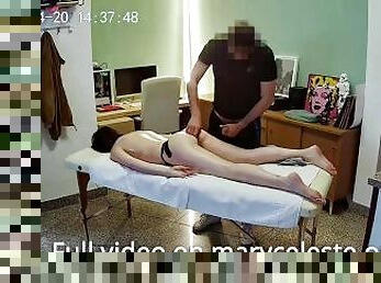 Ragazza italiana viene massaggiata e poi scopata dal suo fisioterapista