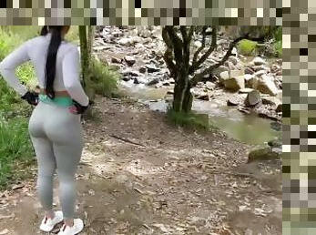 Chica colombiana de cuerpo atlético es follada en un lugar turístico.