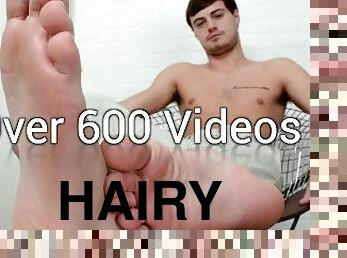 Hairy muscle daddy Slick Rick shows off his huge feet