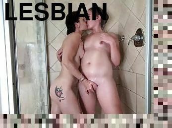 fürdőkádban, nagymell, leszbikus, szuka, csókolózás, pajkos, popsik, filigrán, zuhanyozás, tetoválás