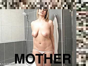 large-bosomed mother I´d like to fuck in the shower