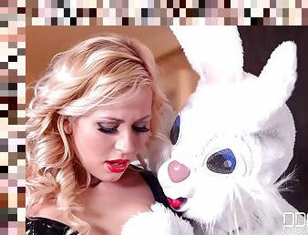 Sultry blonde babe tracy lindsay gets kinky with easter bunny