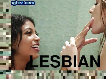 Petite blind lesbian pussylicks dyke girlfriend in shower