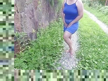 en-plein-air, pisser, public, amateur, milf, belle-femme-ronde