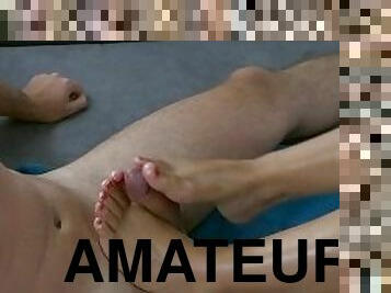 amateur, ejaculation-sur-le-corps, énorme-bite, pieds, fétiche, branlette-avec-les-pieds, bite