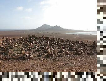 Stunning maria rya fingers her cooch in a rocky desert