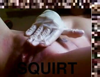 Squirting con guanti lattice