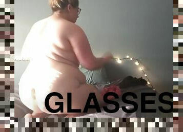BBW in Glasses Humps Pillow Until She Cums