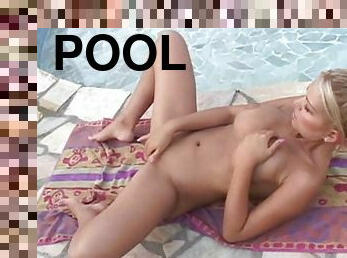 Blonde bombshell plays at the pool