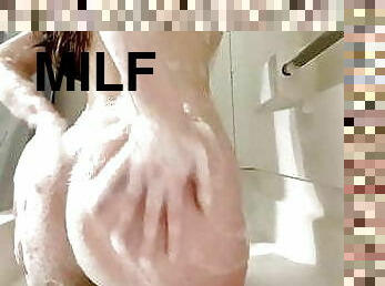 Milf in the bubblebath showing her ass