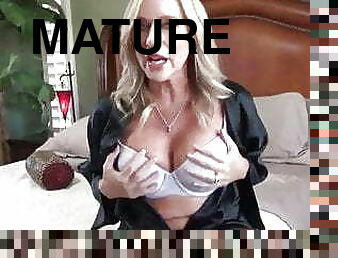 Super Sexy Mature MILF