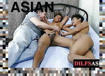 asiatique, papa, masturbation, vieux, maigre, anal, ejaculation-sur-le-corps, gay, sexe-de-groupe, trio