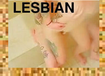 kylpy, masturbaatio, pillu-pussy, remmidildo, typykät, lesbo-lesbian, milf, suihku, tatuointi