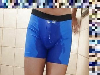 Orinándome en mis calzones azules