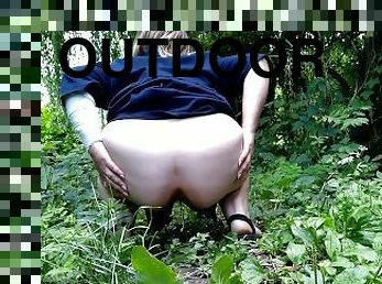 Gorgeous ass pissing outdoors with a tampon in pussy