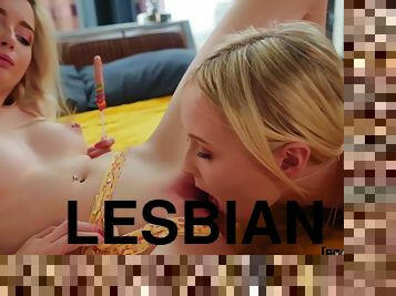 delgada, lesbiana, juguete, rubia, con-piercings, tetitas