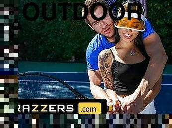 Brazzers - Gina Valentina Gets A Muscle Sprain & Xander Corvus Soothes Her Pain With His Huge Cock