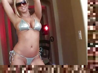 Carolyn Reese takes off her bikini to show off her perfect body.