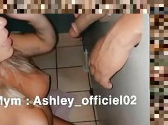 Ashley suce des inconnus au glory hole