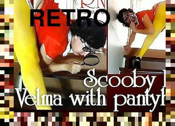 Velma looking for traces of a crime SCOOBY DOO! Scooby Doo where are you?