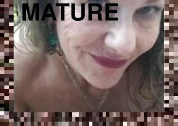 en-plein-air, femme, mature, granny, milf, maison, fellation-profonde, ejaculation-interne, doigtage, salope