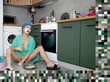 Slut eats omlet from her pussy for breakfast