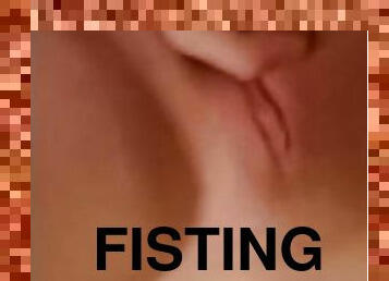 Homemade hot handfuck fisting squirt screaming