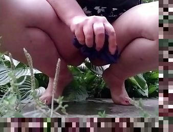 en-plein-air, pisser, public, russe, amateur, milf, maman, belle-femme-ronde, joufflue, pieds