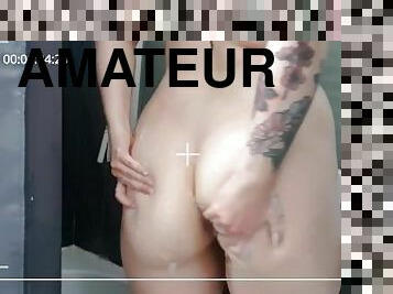 ChaudeCharlotte - dans la salle de bain pendant qu'elle se douche