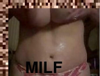 gros-nichons, amateur, milf, maman, belle-femme-ronde, horny, naturel, seins, solo, tatouage