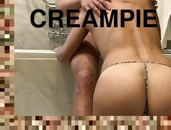 Je le surprends se branlant, je veux son sexe dur en moi et son sperme chaud. Pipe et creampie