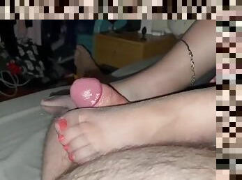 amateur, mature, ejaculation-sur-le-corps, milf, pieds, bas, ejaculation, branlette-avec-les-pieds, en-nylon, orteils