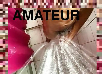 Branlette savonneuse sous la douche amateur