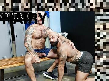 peluda, chupanços, pénis-grande, gay, punheta, garganta-funda, beijando, ginásio, tatuagem, urso