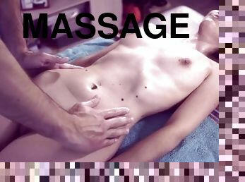 Massage érotique à domicile par un beau mec qui me caresse partout