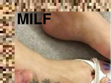 footjob con infradito......