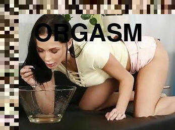 Piss Tasting Babe Pleasures XXL Pussy Lips