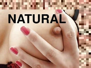 Acariciando los Pezones de Tetas Naturales de cerca