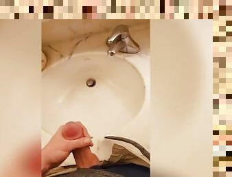 Quick-nut in the hotel bathroom