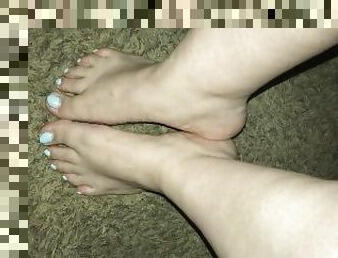 I give her sexy feet and toes a nice little cumshot