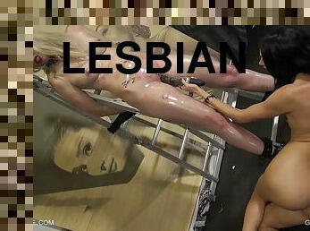 lesbo-lesbian, milf, lelu, bdsm, kolmisin, blondi, fetissi, ruskeaverikkö, tatuointi, karju